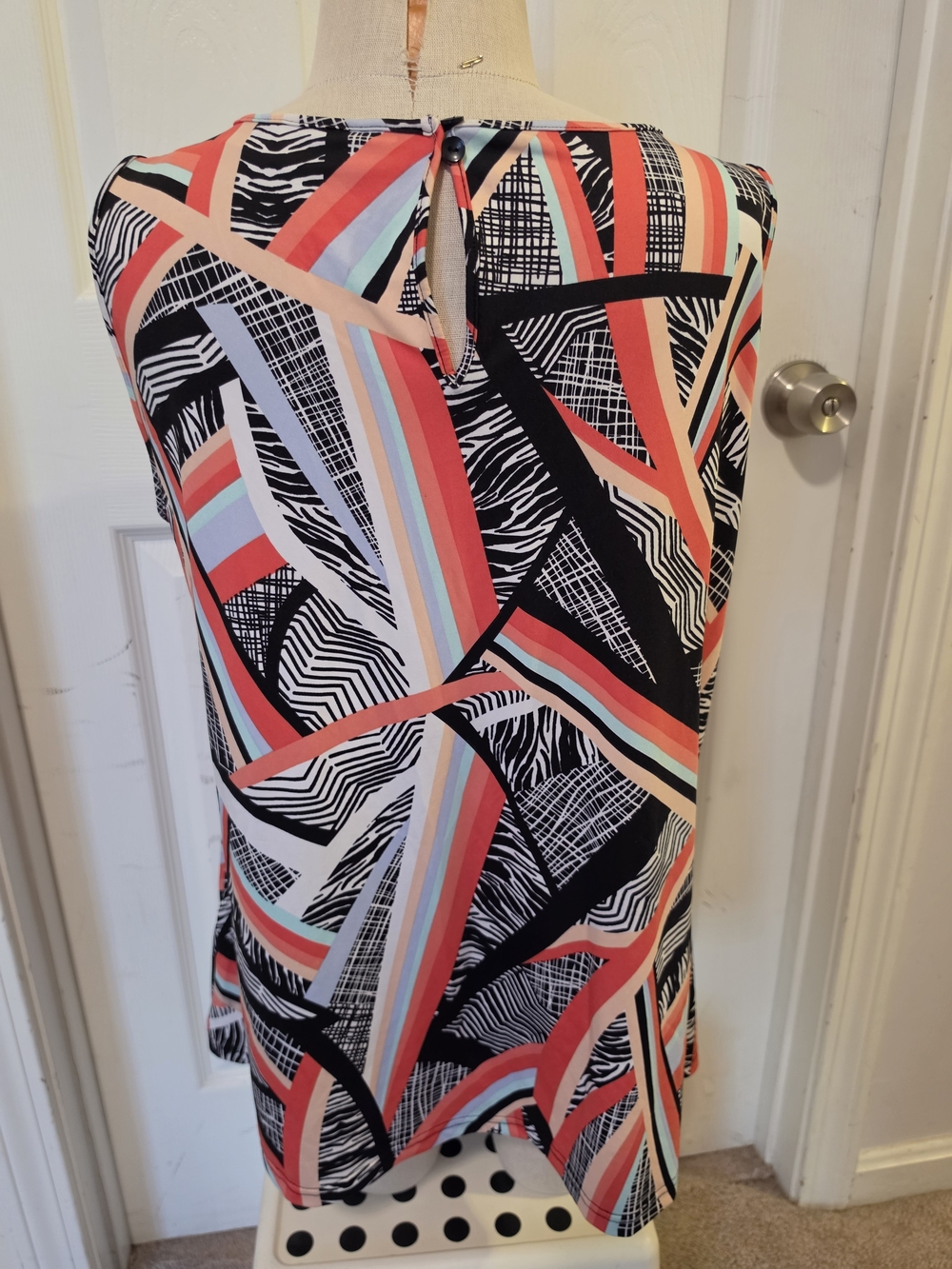 Avenue Coral, Black and Light Blue Geometric Sleeveless Blouse Size XL - Picture 2 of 5